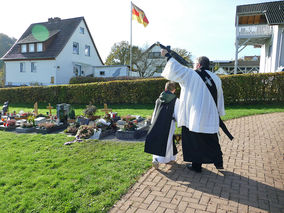 Segnung der Gräber auf dem Friedhof in Naumburg (© Karl-Franz Thiede)